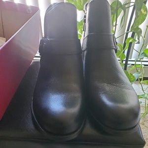 Naturalizer black leather ankle boots